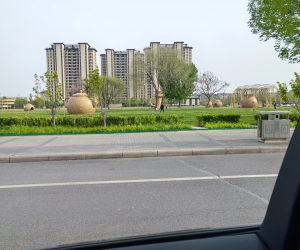 采育街边草坪做巨型茶壶雕塑