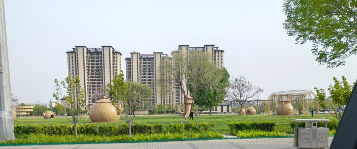 采育街边草坪做巨型茶壶雕塑