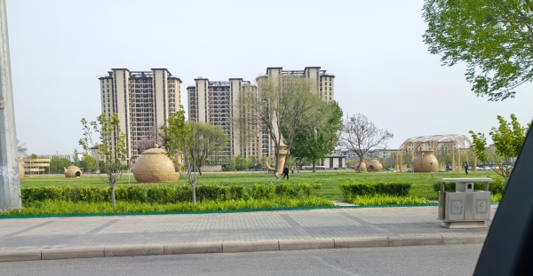 采育街边草坪做巨型茶壶雕塑